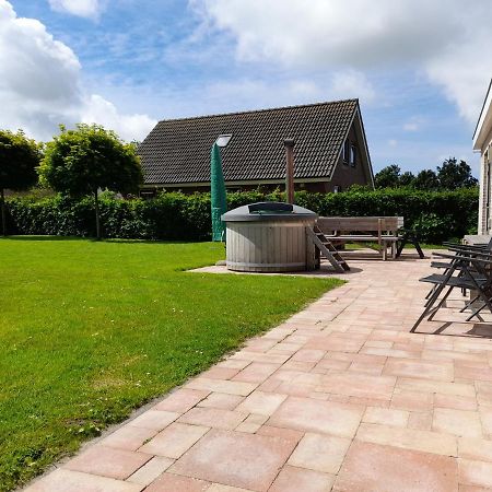Wellnesshuis Met Hottub, Ligbad En Grote Tuin Tzummarum Exterior photo