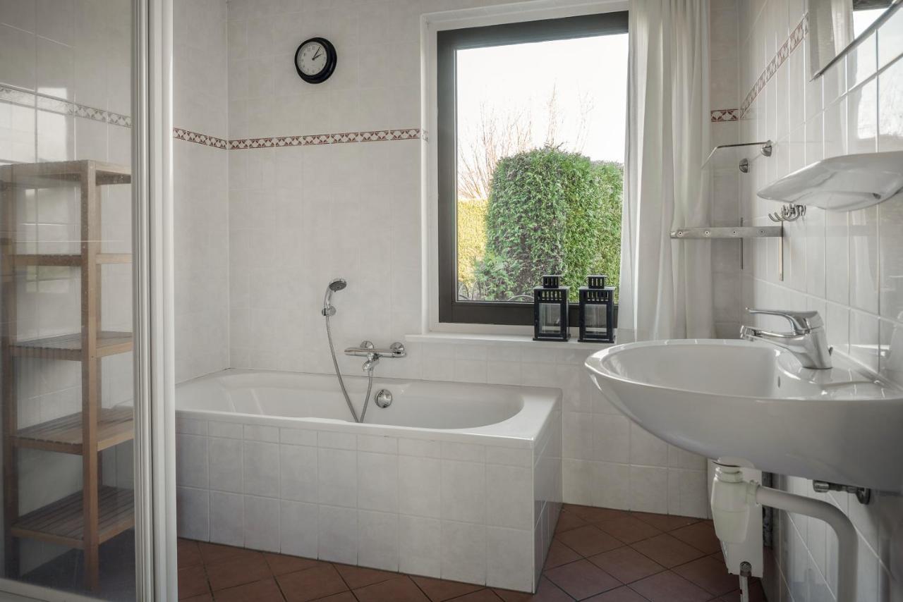 Wellnesshuis Met Hottub, Ligbad En Grote Tuin Tzummarum Exterior photo