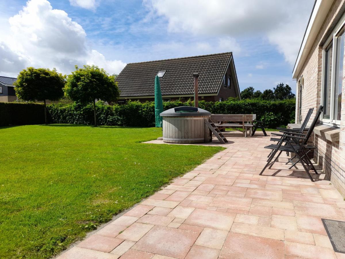 Wellnesshuis Met Hottub, Ligbad En Grote Tuin Tzummarum Exterior photo