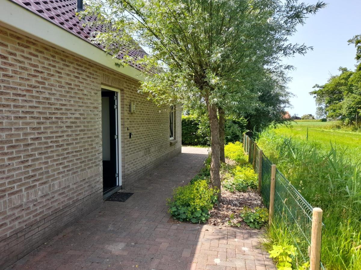 Wellnesshuis Met Hottub, Ligbad En Grote Tuin Tzummarum Exterior photo